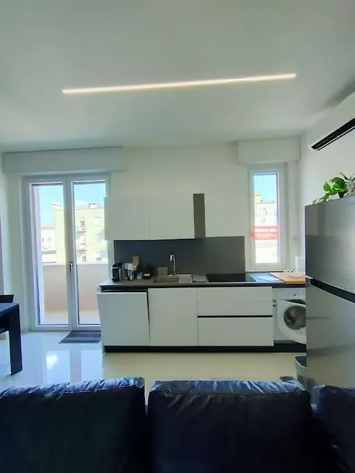 New & Bright Balcony Flat By Central Station Milan