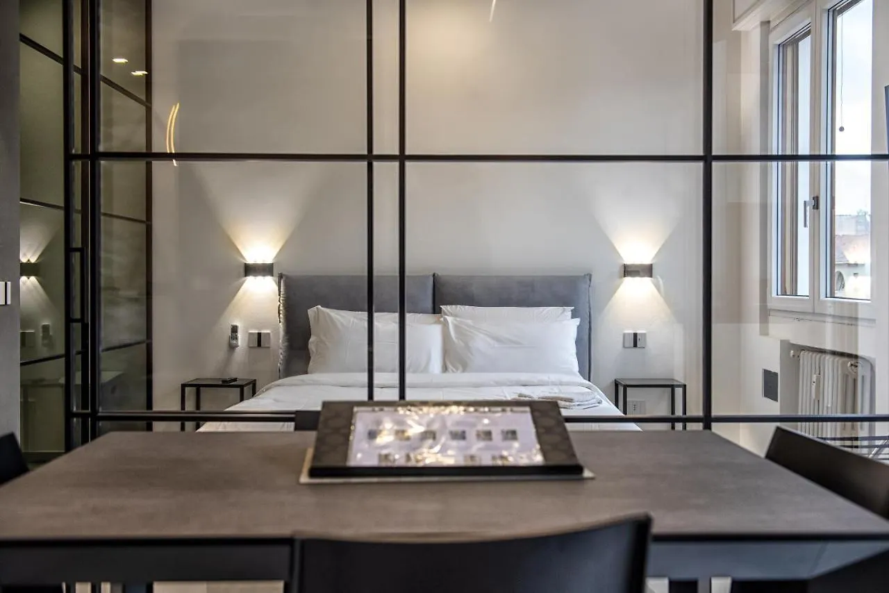 New & Bright Balcony Flat By Central Station Milan