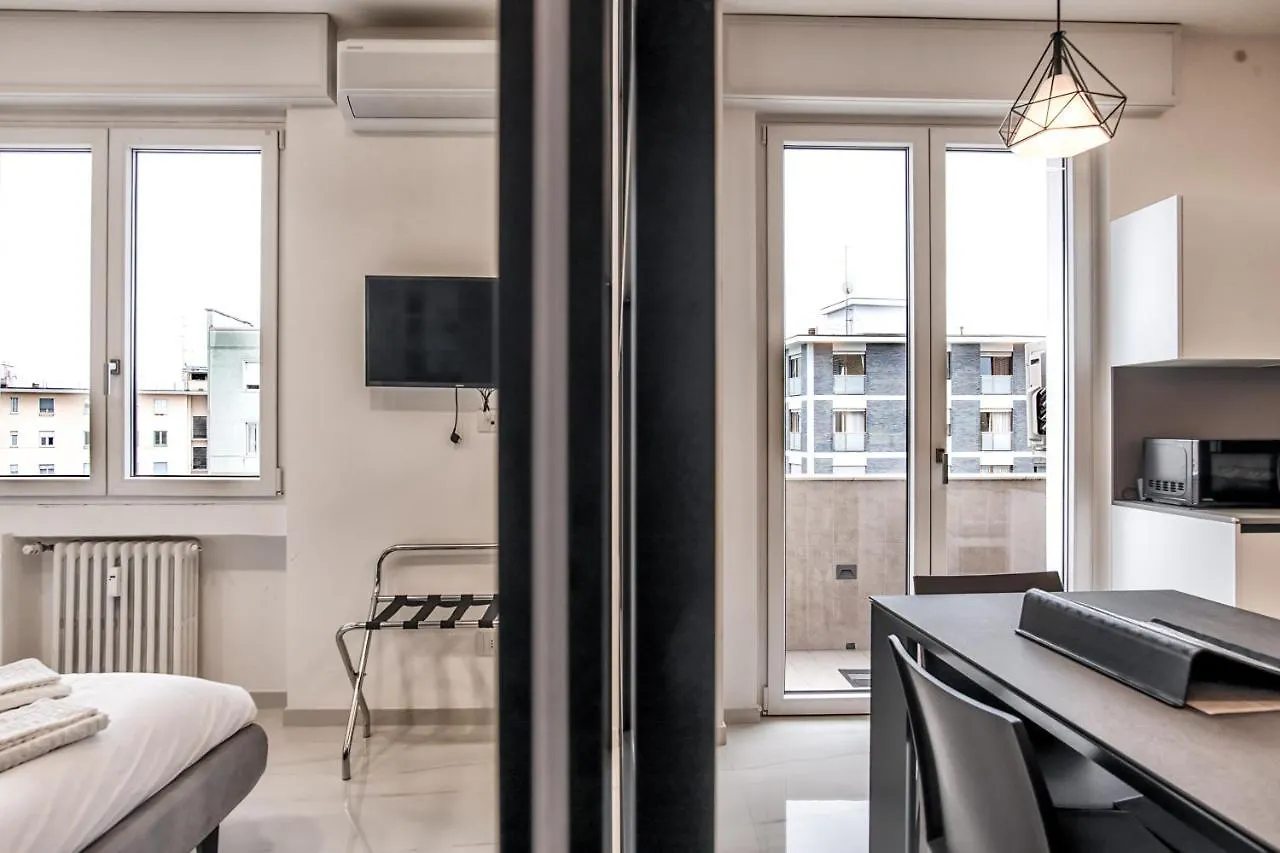 New & Bright Balcony Flat By Central Station Milan