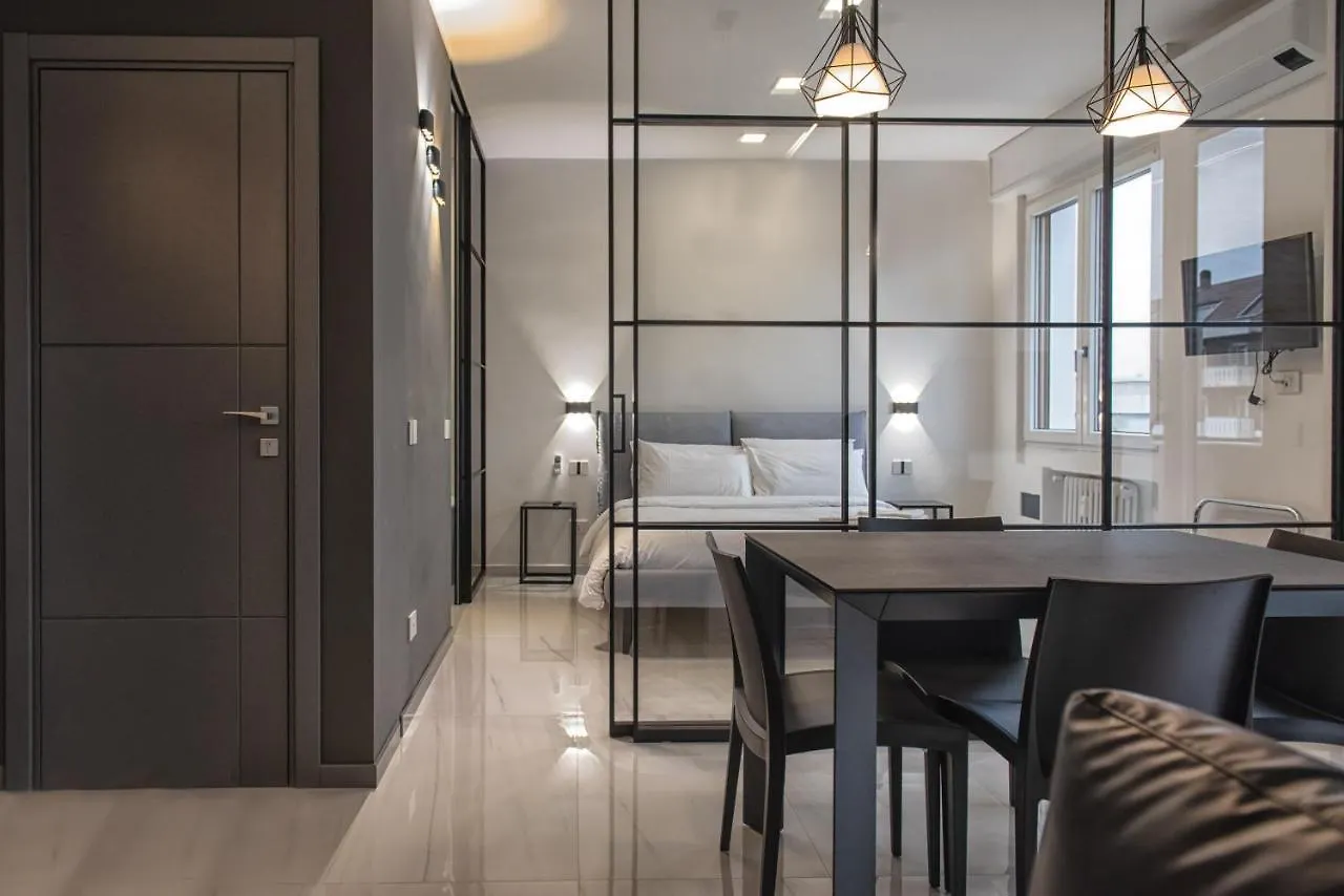 New & Bright Balcony Flat By Central Station Milan Apartment