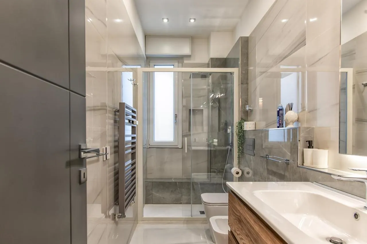 New & Bright Balcony Flat By Central Station Milan Apartment