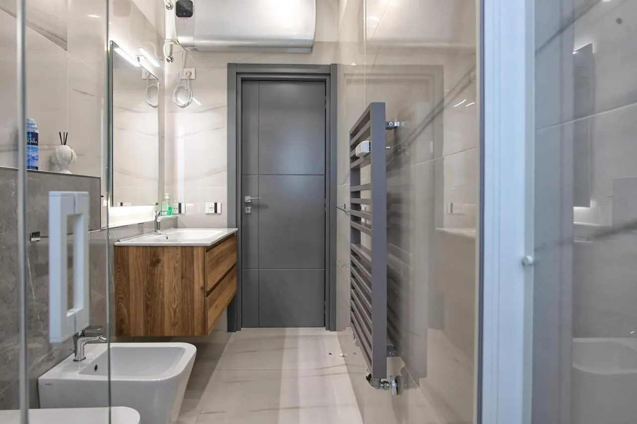 New & Bright Balcony Flat By Central Station Milan Apartment