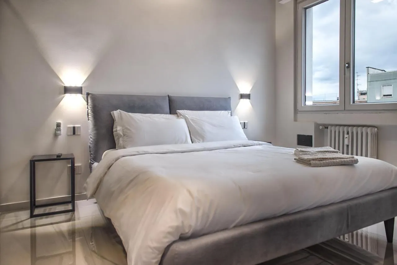 Apartment New & Bright Balcony Flat By Central Station Milan Italy