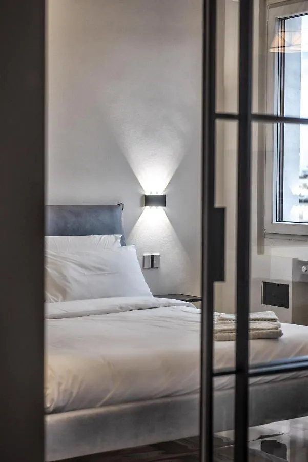 New & Bright Balcony Flat By Central Station Milan Apartment