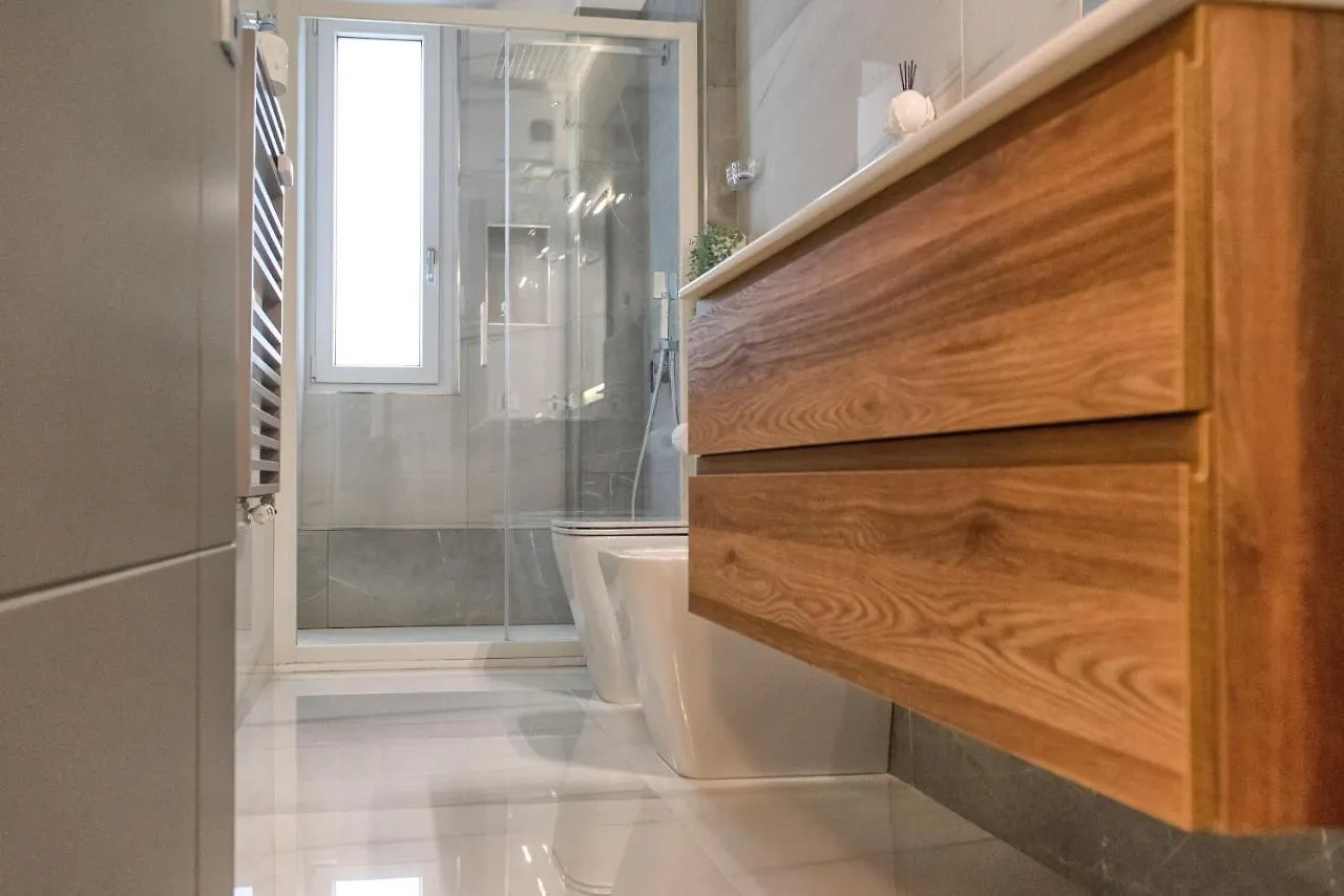 New & Bright Balcony Flat By Central Station Milan