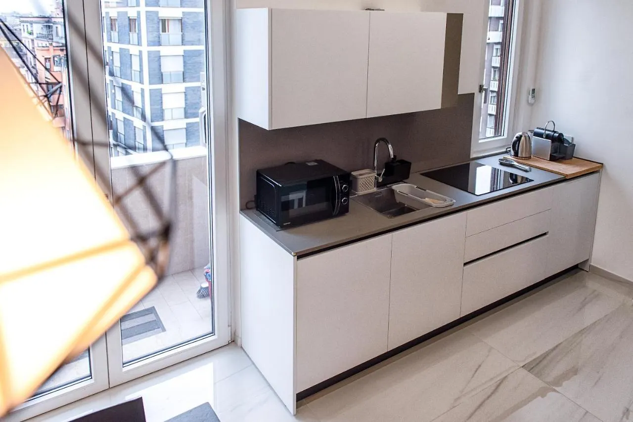 New & Bright Balcony Flat By Central Station Milan