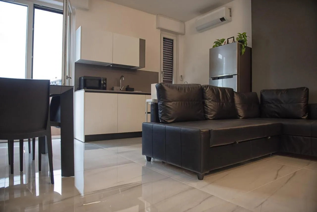 New & Bright Balcony Flat By Central Station Milan Apartment